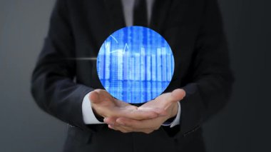 Sanal küreye sahip bir iş adamı