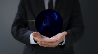 İş adamı elinde iş konseptiyle dijital tablet tutuyor. karışık ortam