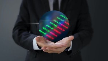 Borsa konseptiyle birlikte holografik projeksiyon yapan işadamı