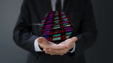 Tablet bilgisayarını gösteren işadamı.