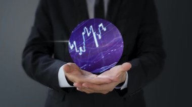 Elinde finansal semboller olan bir iş adamı.