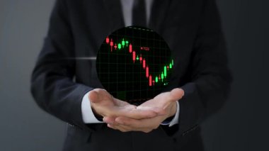 Bitcoin 'in sanal ekranını ya da ekranda grafiği olan sanal para grafiğini tutan adamın eli. dijital teknoloji ve dijital pazarlama kavramı. Sanal para ticareti.