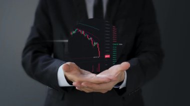 Sanal ekranda sanal bir grafik gösteren bir adam eli
