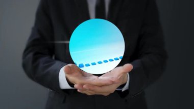 Finans tableti kullanan işadamı