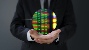 İşadamı elinde borsa sembollü dijital tablet tutuyor.