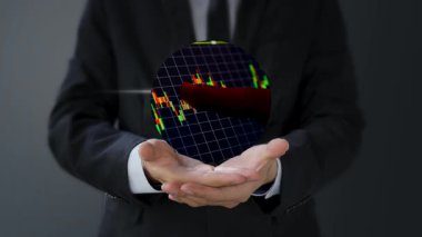 İşadamı elinde stok grafiği olan bir tablet bilgisayar tutuyor.