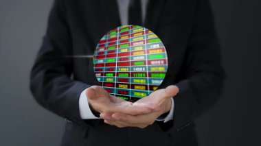 Elinde dijital 3D küp tutan bir iş adamı.
