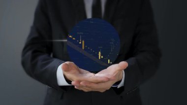 Elinde tablet olan bir iş adamı.