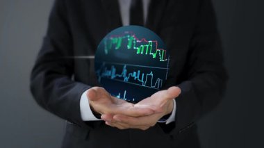 Dijital tablet tutan adamın elini