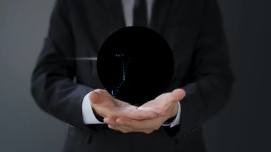 Finansal sembollere ve dijital simgelere sahip iş adamı