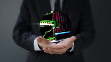 Elinde dijital tabletle iş adamı