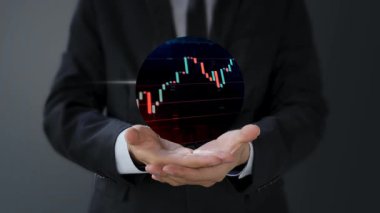 İş adamı elinde bir iş grafiği tutuyor.