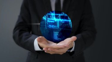 İş adamı elinde küresel veri koruması olan dijital tablet kullanıyor.