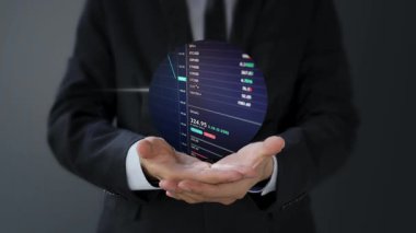 İş adamı elinde iş grafiğiyle sanal tablet tutuyor