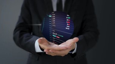 Bir borsa grafiği ile dijital arayüz kullanan işadamı