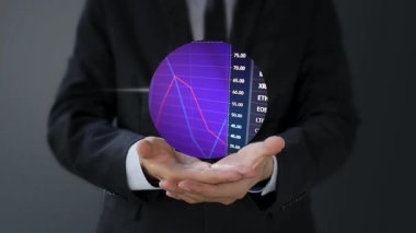 İş adamı elinde bir grafik tutuyor.