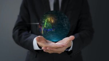 Elinde dijital tablet tutan bir iş adamı.