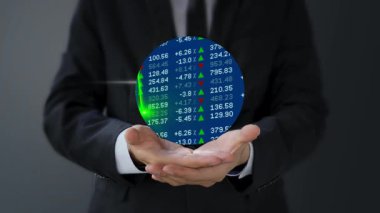 İş adamı grafiği tutuyor