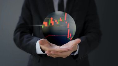 ellerinde dijital tablet ile işadamı