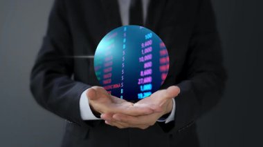 İş adamı elinde iş konsepti olan dijital tablet tutuyor