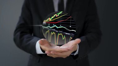 Elinde grafik tutan bir iş adamı.