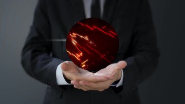 Kalp sembolü taşıyan iş adamı