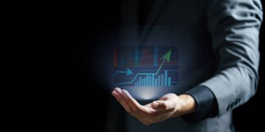 Grafik hologramı tutan işadamı borsa analizi iş büyümesi
