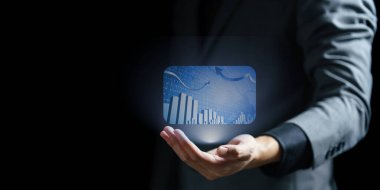 Elinde dijital tabletle iş adamı geliyor.