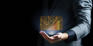 Dijital tablet tutan işadamı