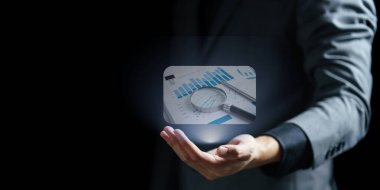 Sanal gerçeklik yaratmak için dijital cihaz kullanan iş adamı