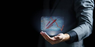 Dijital tablet tutan işadamı