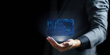 Sanal ekranı stok grafiğiyle tutan iş adamı. İş ve finans kavramı. çift pozlama