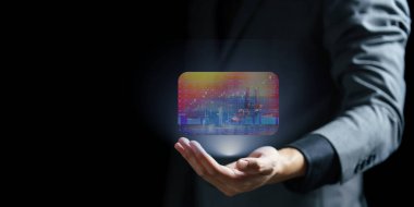 İş adamı ekranda veri depolama simgeleriyle dijital tablet tutuyor. veri depolama ve teknoloji kavramı.