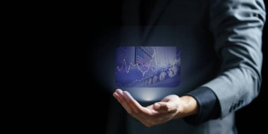 İş adamı elinde grafikle bir tablet tutuyor. iş ve teknoloji kavramı.