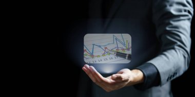 iş adamı tablet ekranda sunar