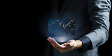 Finansal grafiği olan ve borsa yatırımı ve strateji planlama konseptini ekrana yansıtan bir iş adamı eliyle grafiği. Borsa ve borsa borsası