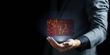 Dijital tableti ve iş grafiği olan bir iş adamı