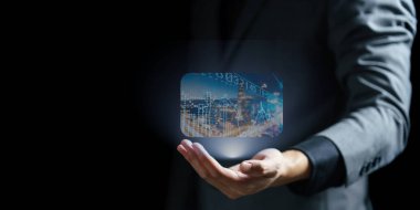 Modern şehir arayüzüne sahip iş adamı