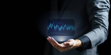 Dijital tablo tutan işadamı