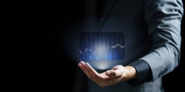 Dijital Tablet grafik ile tutan işadamı