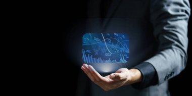 Takım elbiseli iş adamı elinde tablet tutuyor ve sosyal medya bağlantısı kullanıyor