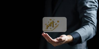 Sanal bir arayüz üzerinde bir el simgesi tutan iş adamı