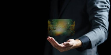 Bir dijital simge tutan iş adamı