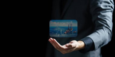 Takım elbiseli iş adamı dijital el ele tutuşarak küresel bağlantıyı gösteriyor. karışık ortam