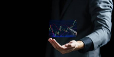 Bir tableti grafikle tutan iş adamının dijital bileşimi