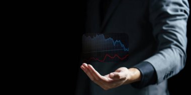 Elinde grafik tutan işadamı