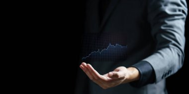 Sanal bir grafik gösteren işadamı