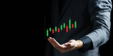 Elinde mali tabloyla bir iş adamının eli ekrandan çıkıyor.