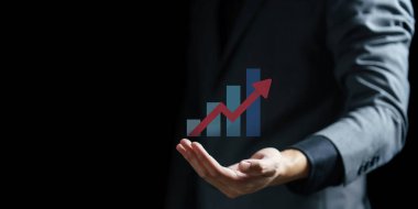 iş adamı elinde sanal bir simge tutuyor, sosyal medya kavramı