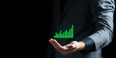 İş adamı elinde grafik grafiği, iş ve teknoloji konseptiyle dijital tablet kullanıyor.